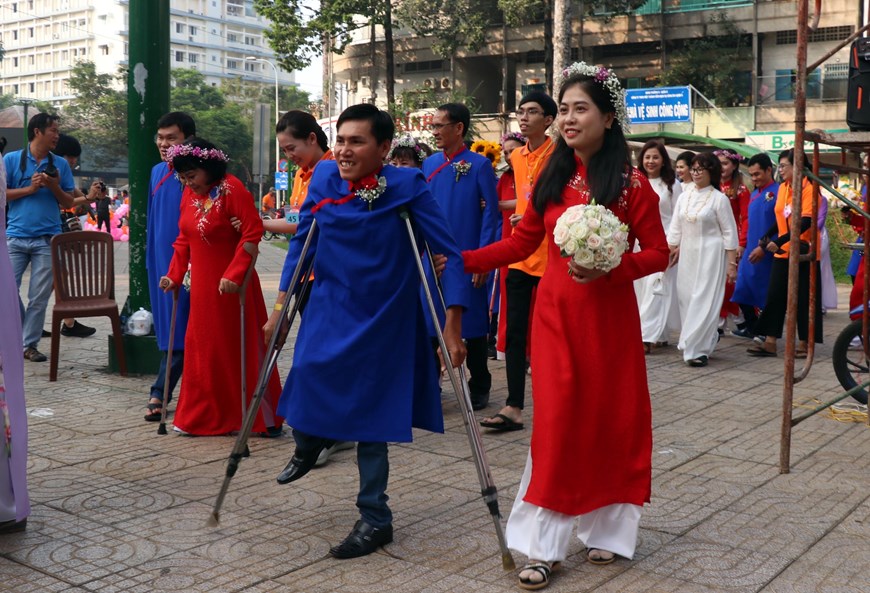 Niềm hạnh phúc của những cặp vợ chồng khuyết tật trong ngày cưới. (Ảnh: Xuân Khu/TTXVN)