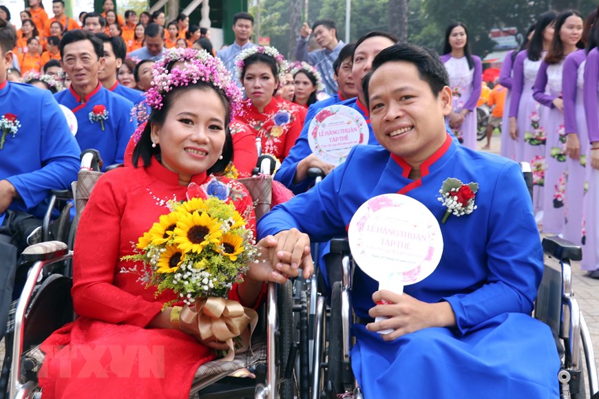 Vợ chồng anh Trần Thanh Hải và chị Nguyễn Kim Ngân (Cần Thơ) trong ngày cưới sau 9 năm chung sống. (Ảnh: Xuân Khu/ TTXVN)