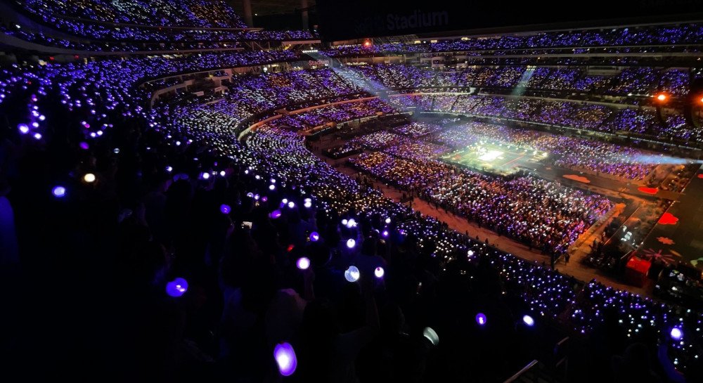 Fan Bts Rần Rần Truyền Tay Nhau Khoảnh Khắc Cụ Ông Cầm Tờ Giấy Fanchant Tại  Concert Ở Mỹ