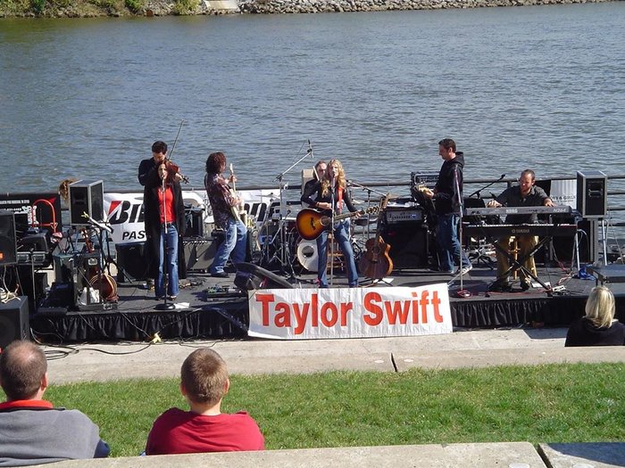 Swift brought some of her compositions and performed them in front of a crowd at a small-scale fair, including a roadside coffee shop, and received a large response from the audience.
