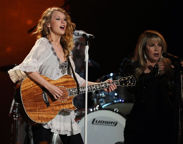 In early 2010, Taylor Swift was invited as the guest of honor to sing a duet of the song Rhiannon with female singer Stevie Nicks.