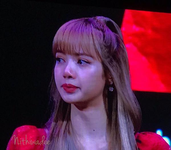 Lisa (BlackPink) không kìm được nước mắt xúc động trước những lời nhắn nhủ chân thành của fan