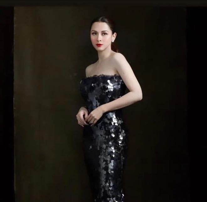 People support Marian Rivera as a weight-holder at a world-class beauty contest.