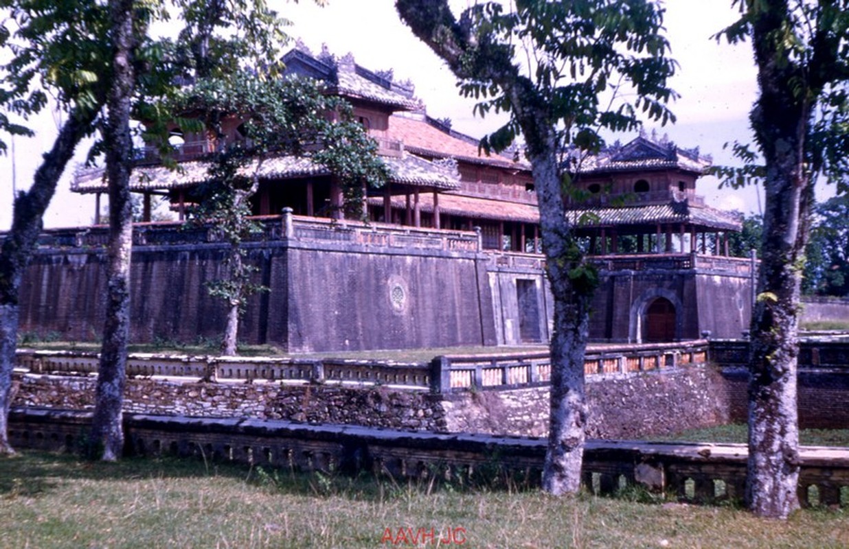 View - 
            Ảnh màu hiếm có khó tìm về Ngọ Môn ở Cố đô Huế năm 1950
    