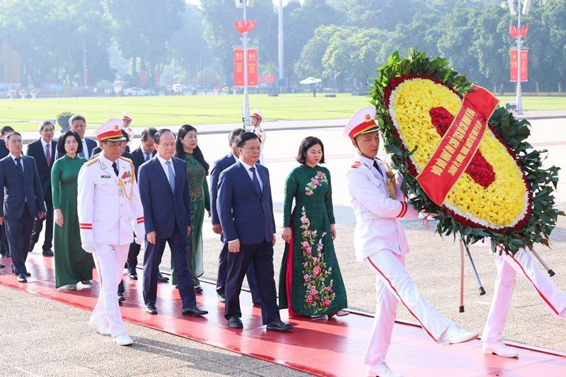 View - 
            Lãnh đạo Đảng, Nhà nước và thành phố Hà Nội vào Lăng viếng Chủ tịch Hồ Chí Minh
    