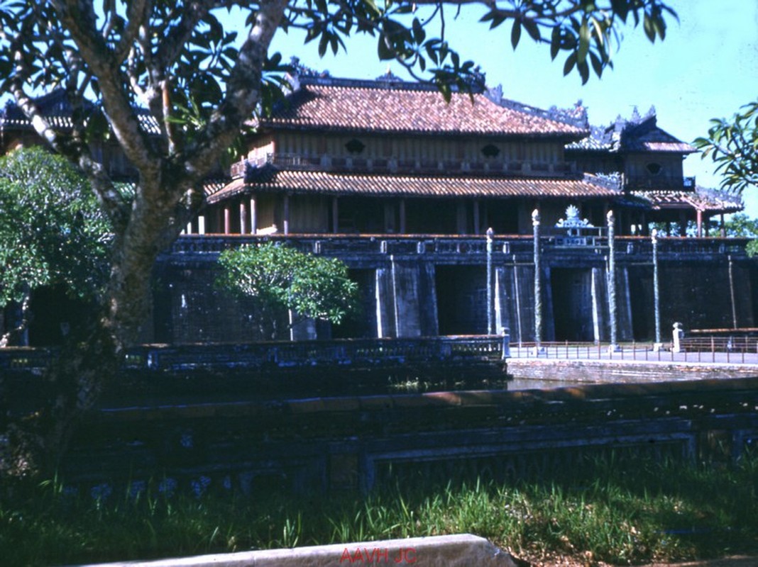 View - 
            Ảnh màu hiếm có khó tìm về Ngọ Môn ở Cố đô Huế năm 1950
    