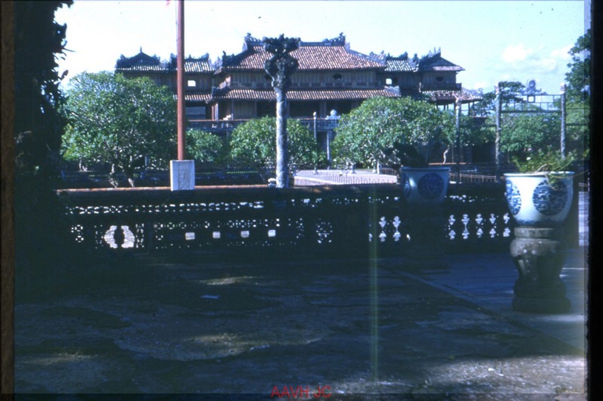 View - 
            Ảnh màu hiếm có khó tìm về Ngọ Môn ở Cố đô Huế năm 1950
    