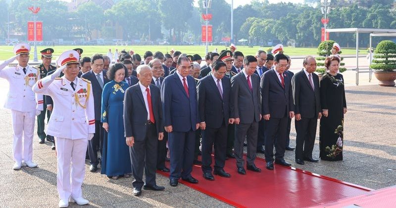 View - 
            Lãnh đạo Đảng, Nhà nước và thành phố Hà Nội vào Lăng viếng Chủ tịch Hồ Chí Minh
    