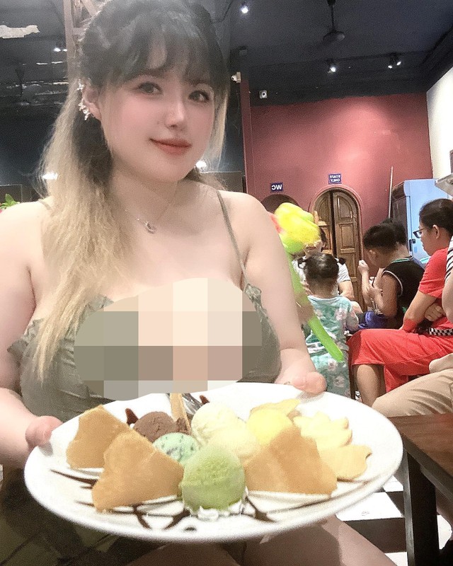 'Hot girl ngực khủng' Hải Dương dạo phố đi bộ