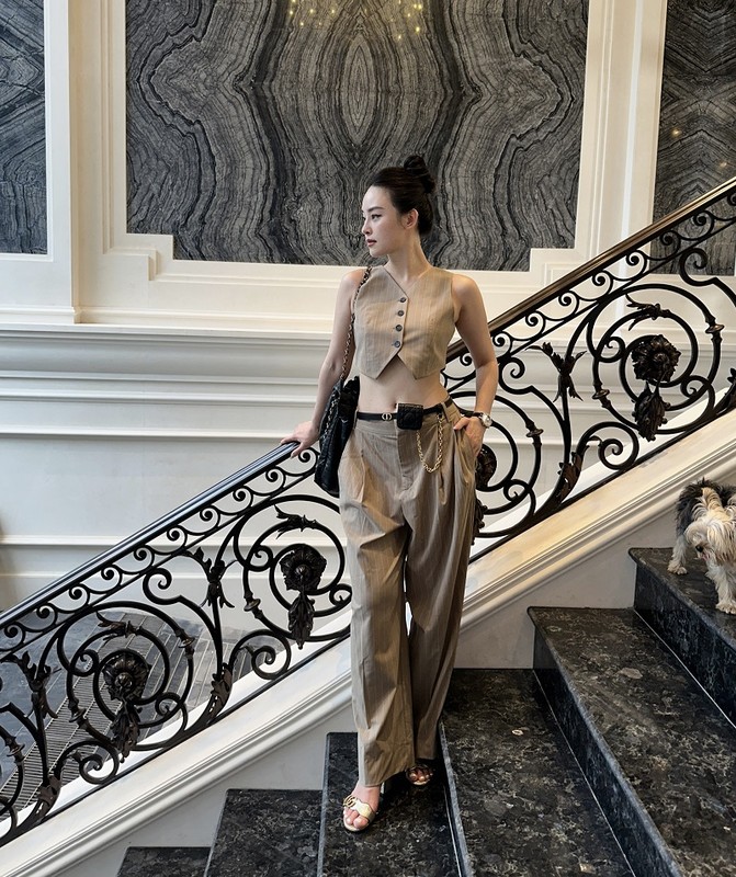 View - 
            Thời trang sang chảnh của 'ngọc nữ lookbook không tuổi' Chi Hoàng
    