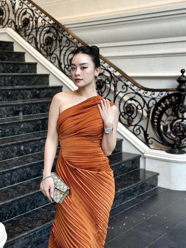 View - 
            Thời trang sang chảnh của 'ngọc nữ lookbook không tuổi' Chi Hoàng
    