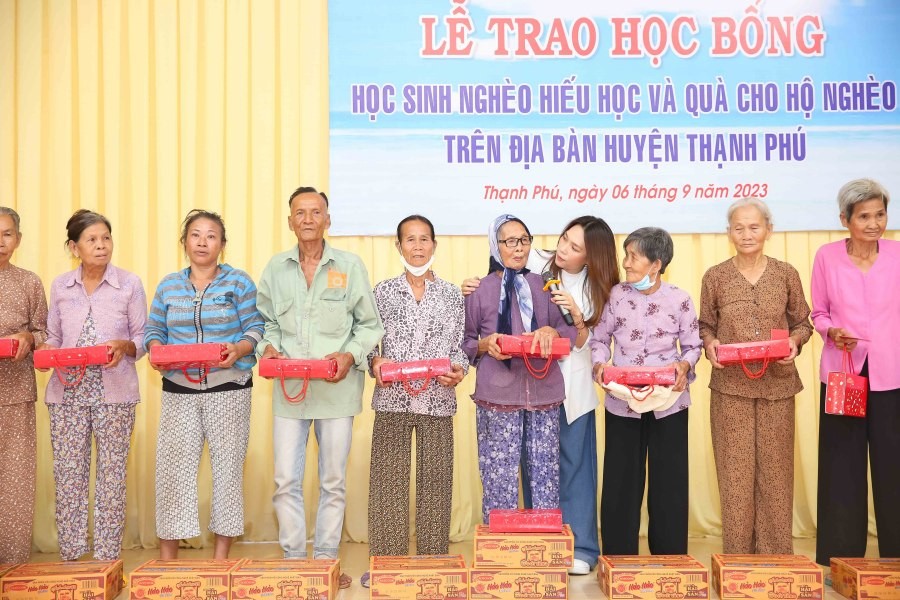 View -             Mỹ Tâm trao 100 suất học bổng cho trẻ em nghèo hiếu học    