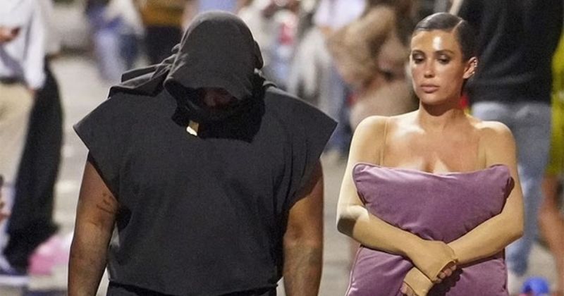 View -             Vợ Kanye West lấy gối che ngực sau khi bị chỉ trích khoe thân lố    