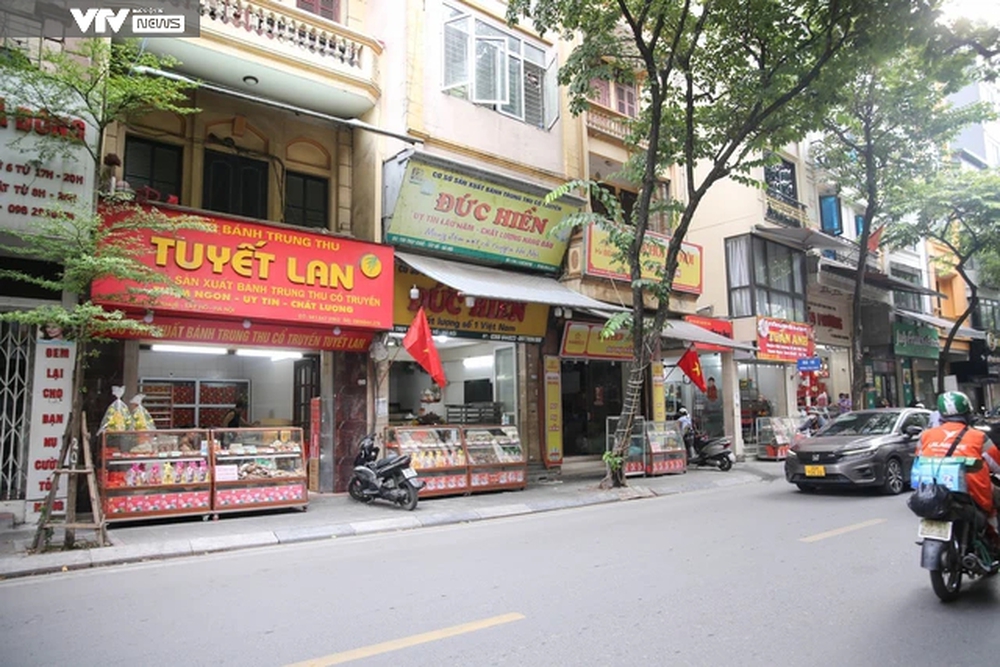 View -             Quầy bánh trung thu tạm bợ dọc vỉa hè Hà Nội vắng vẻ chờ khách    