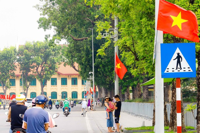 View -             Đường phố Hà Nội trang hoàng đón Tổng thống Mỹ Joe Biden thăm Việt Nam    