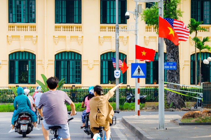 View -             Đường phố Hà Nội trang hoàng đón Tổng thống Mỹ Joe Biden thăm Việt Nam    