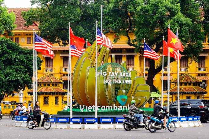             Đường phố Hà Nội trang hoàng đón Tổng thống Mỹ Joe Biden thăm Việt Nam    