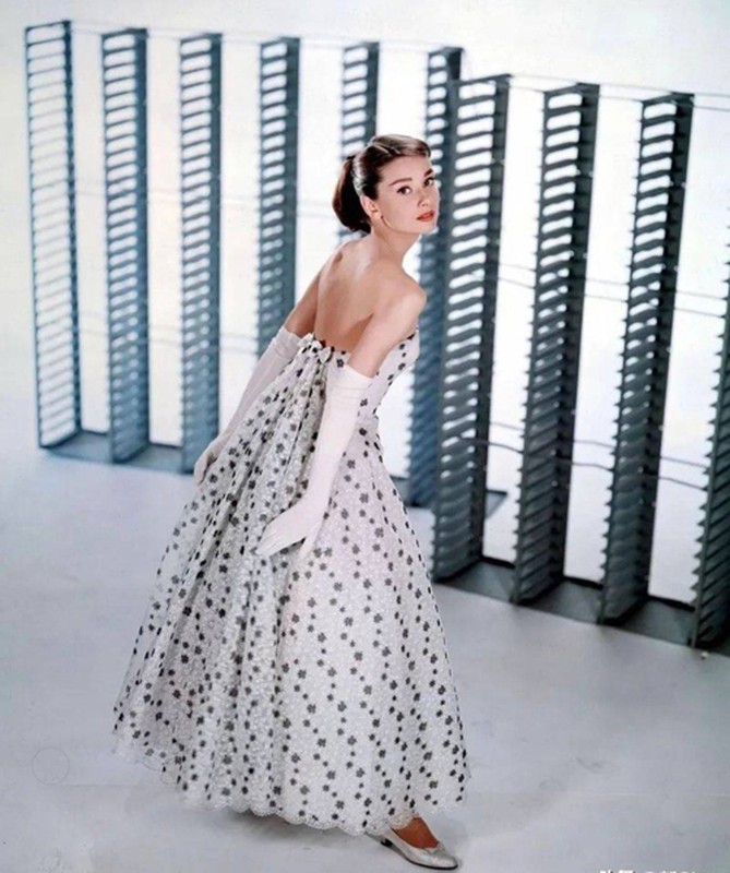 View -             'Tượng đài sắc đẹp' Audrey Hepburn luôn tỏa sáng nhờ mẹo đơn giản này    
