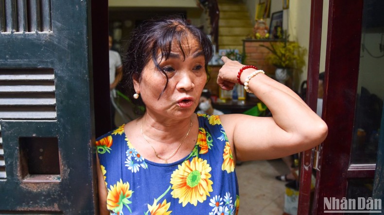 View -             Hàng xóm vụ cháy chung cư mini Khương Hạ: Vượt qua ký ức đau thương để chung tay giúp đỡ    