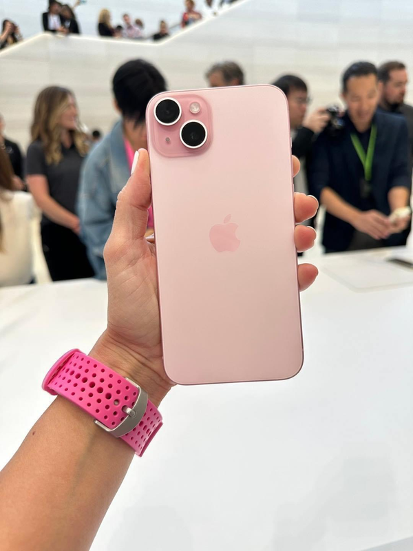 View -             Mãn nhãn ngắm iPhone 15 sắc hồng ngọt ngào 'đốn tim' iFan    
