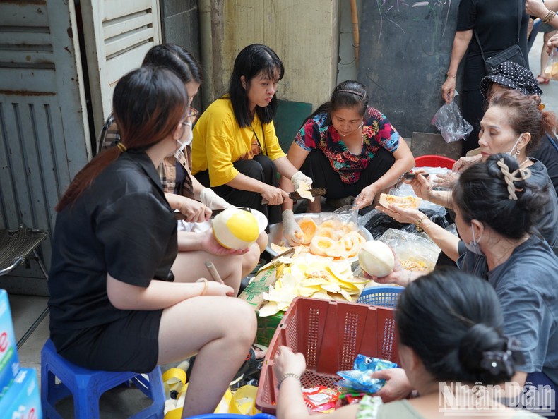 View -             Hàng xóm vụ cháy chung cư mini Khương Hạ: Vượt qua ký ức đau thương để chung tay giúp đỡ    