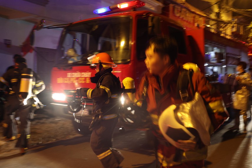 View -             Cảnh sát PCCC xuyên đêm giải cứu nạn nhân trong vụ cháy chung cư mini    
