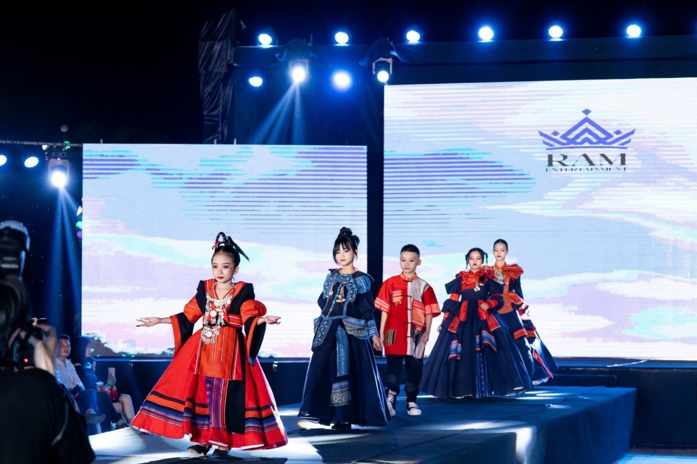 View -             CEO Nguyên Quỳnh đưa thương hiệu Ram Fashion đến với '9 Fashion Show'    