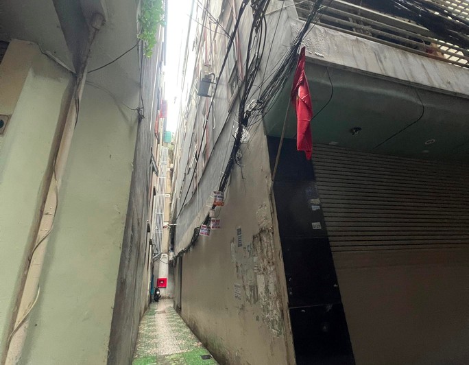 View -             CLIP: Người dân thấp thỏm lo lắng trong tòa chung cư mini của bị can Nghiêm Quang Minh    