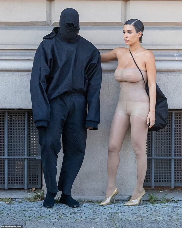             Vợ Kanye West diện trang phục bó sát khoe ba vòng nóng bỏng    