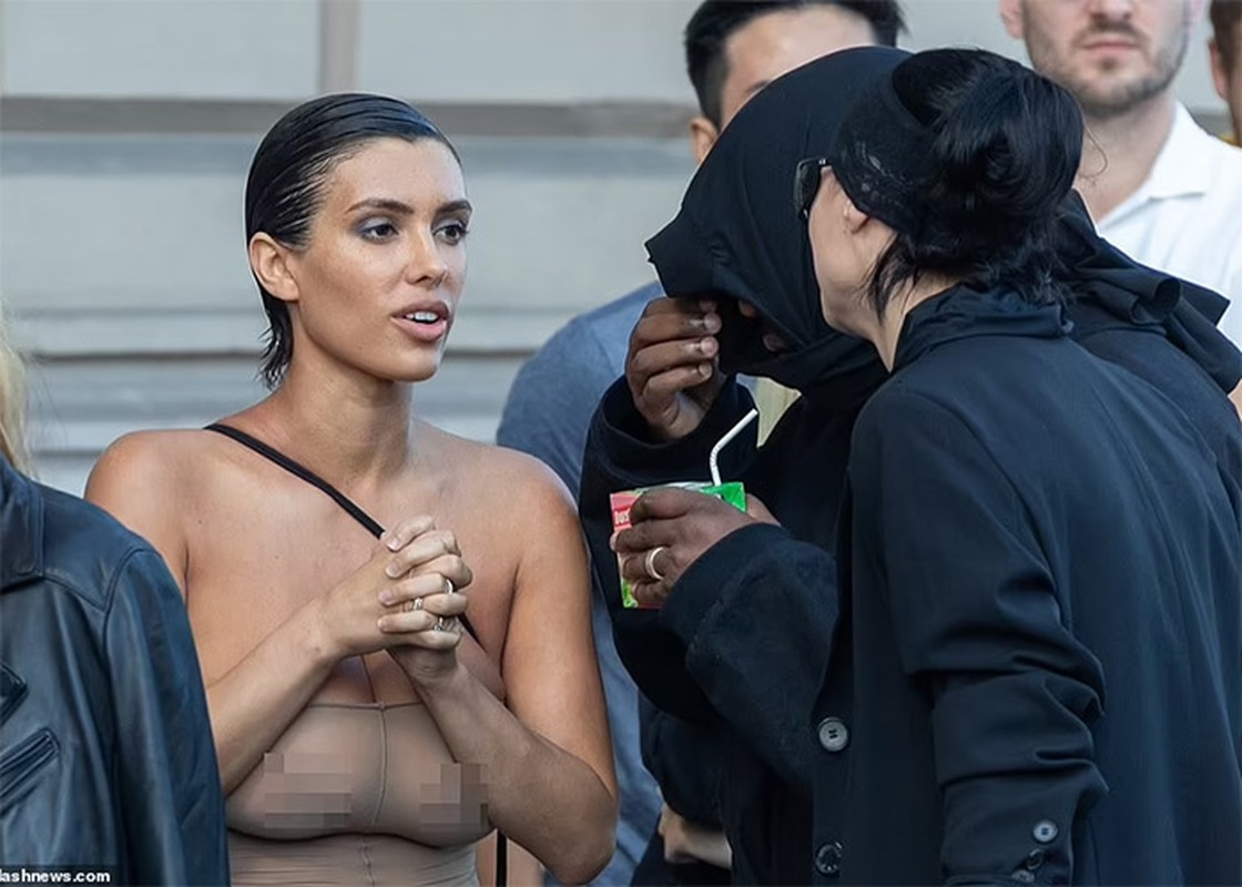 View -             Vợ Kanye West diện trang phục bó sát khoe ba vòng nóng bỏng    