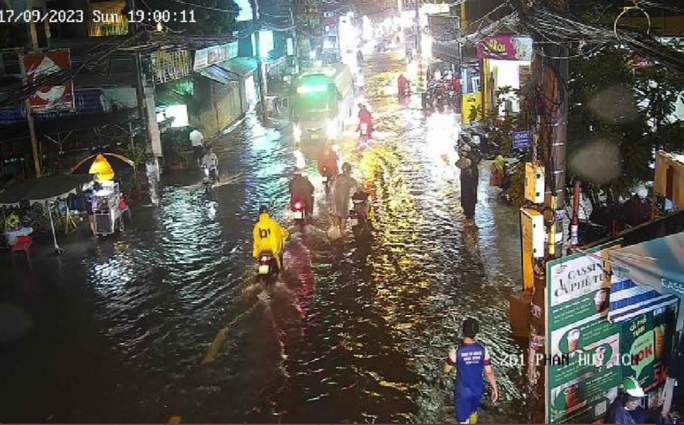 View -             Nhiều tuyến đường ở TP HCM ngập sâu sau trận mưa lớn    