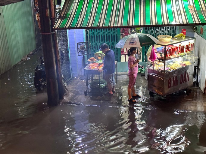 View -             Nhiều tuyến đường ở TP HCM ngập sâu sau trận mưa lớn    