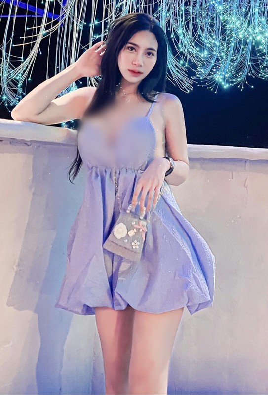 View -             Đỏ mặt hot girl mặc hở táo bạo khoe dáng dù trời lạnh    