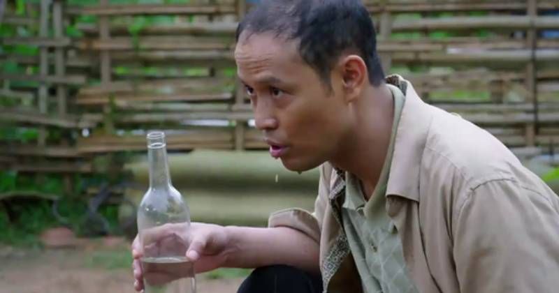 View -             Thái Sơn say rượu 'độc lạ' tâm sự với trâu trong Cuộc chiến không giới tuyến    