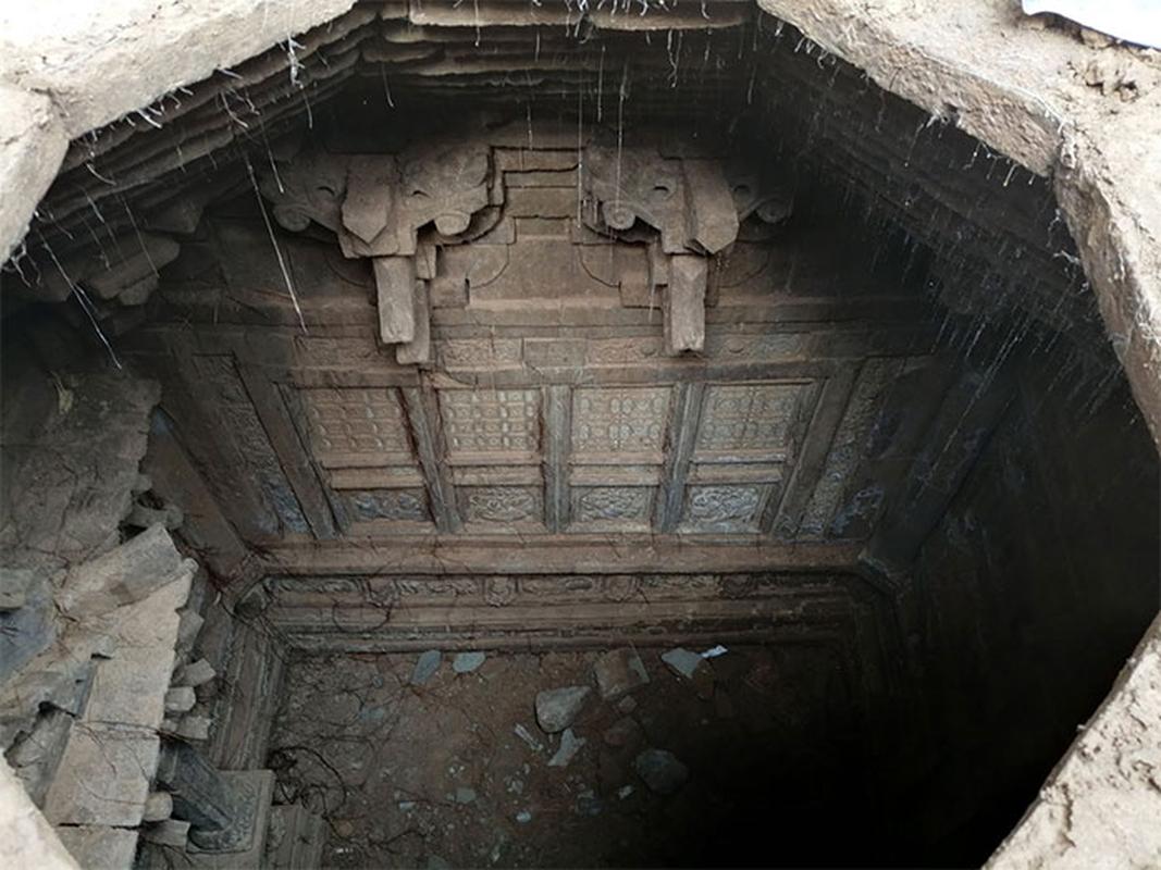 View -             Mở mộ 500 tuổi của nhà sư, tái mặt thấy 2 'quái thú' chạy ra    