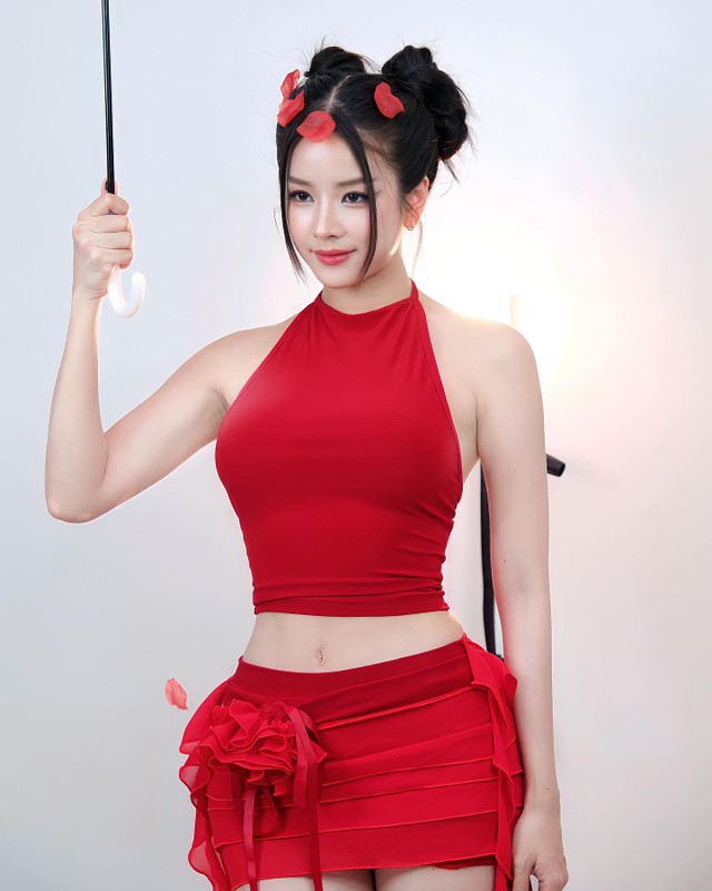 View -             'Nữ DJ xinh nhất Việt Nam' khoe dáng nuột, eo thon netizen khen ngợi    