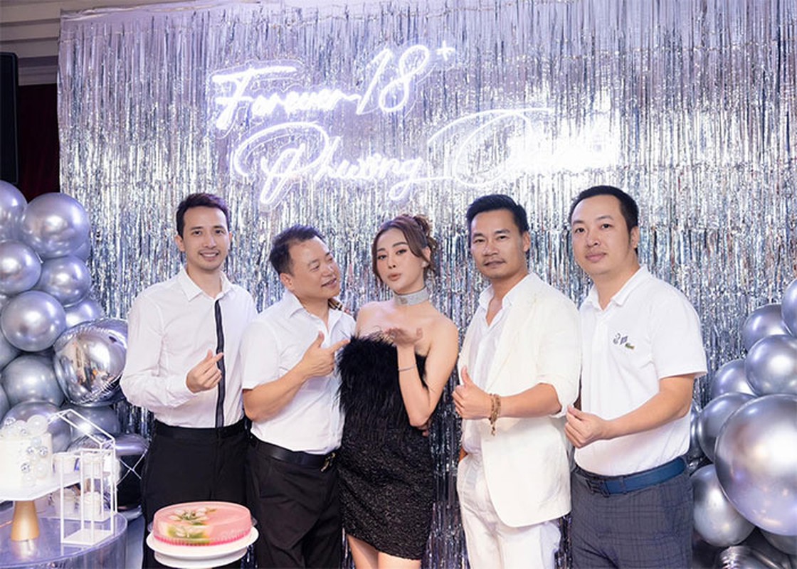             Vợ chồng Phương Oanh - Shark Bình khóa môi tình tứ trong tiệc sinh nhật    