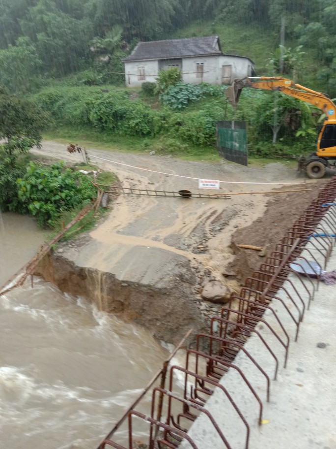 View -             Nhiều địa phương, tuyến đường ở Thanh Hóa và Nghệ An bị chia cắt, cô lập do mưa lớn    