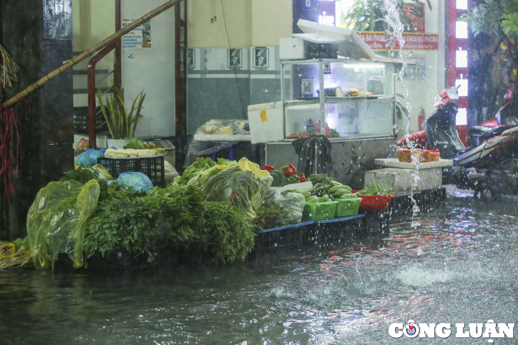 View -             Hà Nội: Mưa lớn, nhiều tuyến đường chìm trong 'biển nước'    