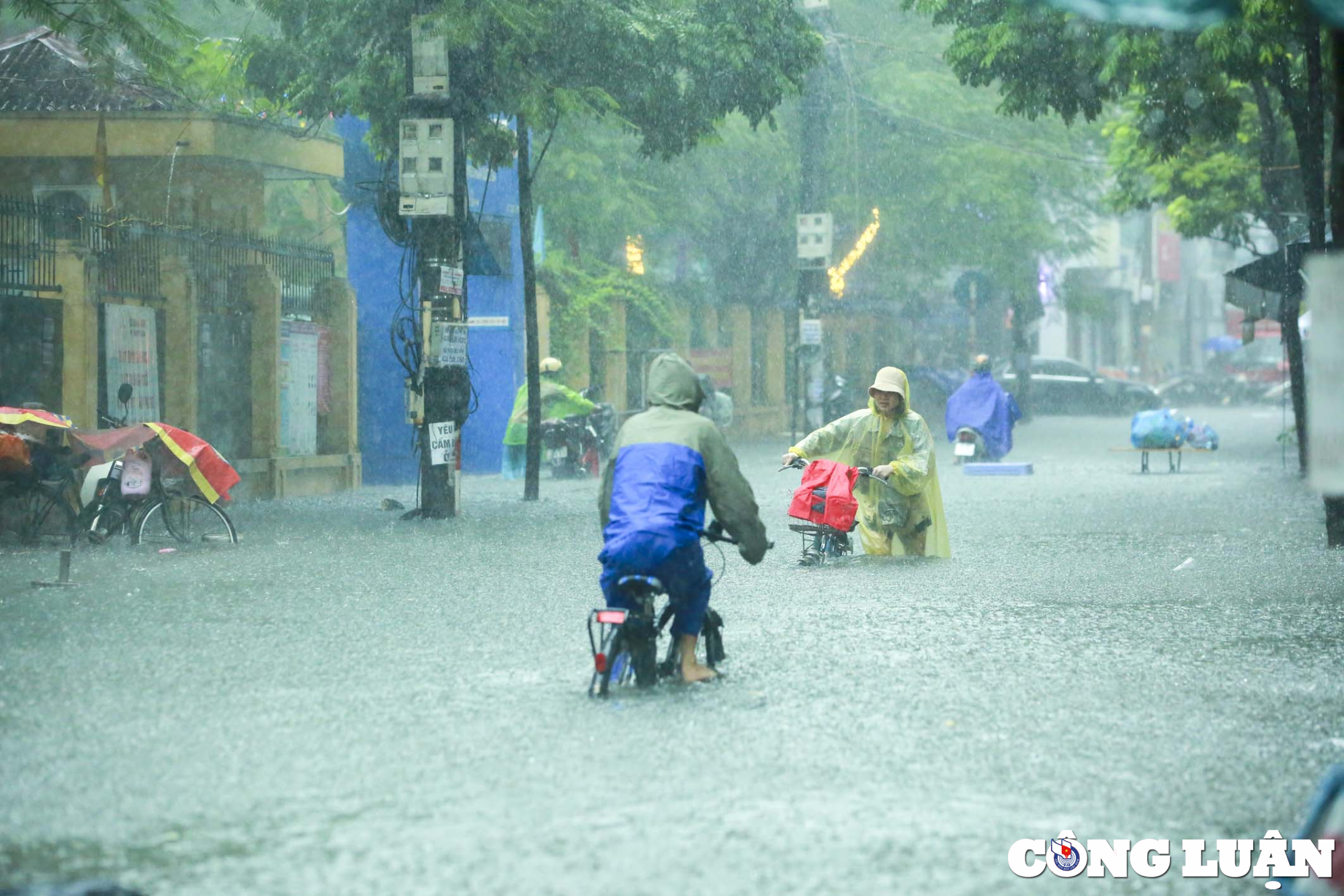 View -             Hà Nội: Mưa lớn, nhiều tuyến đường chìm trong 'biển nước'    