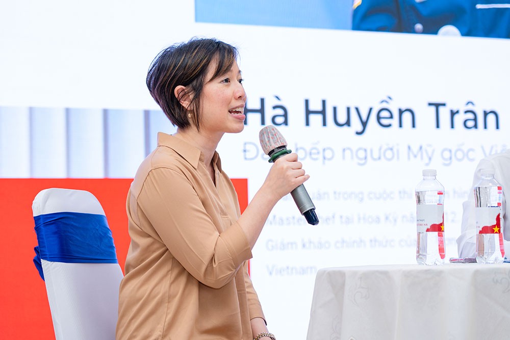 View -             Vua đầu bếp Mỹ Christine Hà truyền cảm hứng về nghề đầu bếp cho sinh viên    