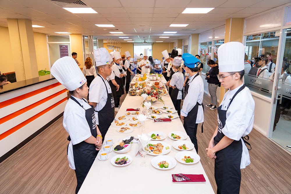 View -             Vua đầu bếp Mỹ Christine Hà truyền cảm hứng về nghề đầu bếp cho sinh viên    