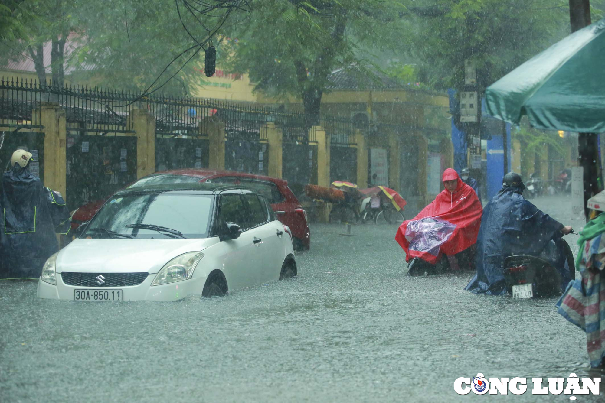             Hà Nội: Mưa lớn, nhiều tuyến đường chìm trong 'biển nước'    