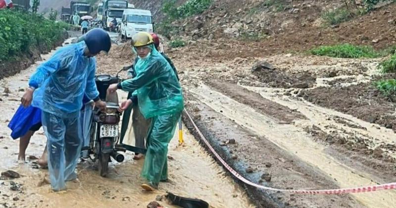             Hà Nội mưa rất lớn, dốc Cun Hòa Bình tê liệt, 2 người dân bị lũ cuốn trôi    