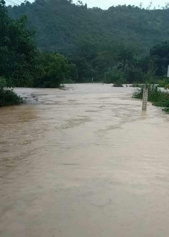 View -             Hà Nội mưa rất lớn, dốc Cun Hòa Bình tê liệt, 2 người dân bị lũ cuốn trôi    