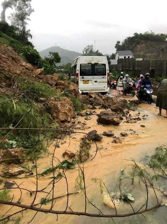 View -             Hà Nội mưa rất lớn, dốc Cun Hòa Bình tê liệt, 2 người dân bị lũ cuốn trôi    