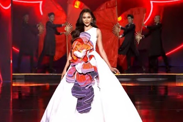 View -             Chung kết Miss Universe Vietnam 2023: Dàn thí sinh trình diễn váy dạ hội    