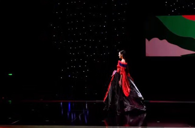 View -             Chung kết Miss Universe Vietnam 2023: Dàn thí sinh trình diễn váy dạ hội    