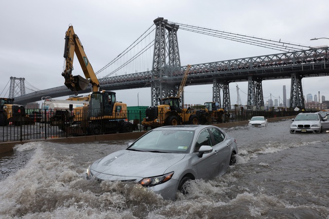 View -             Mưa lũ càn quét New York gây ngập lụt nghiêm trọng    