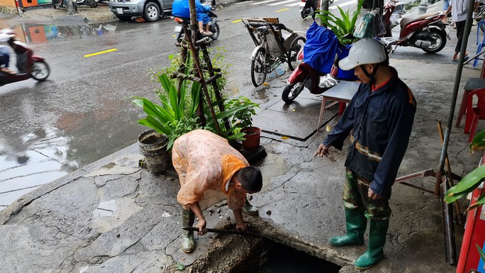 View -             Nhiều nơi tại Đà Nẵng vừa thông cống xong… vẫn ngập nặng    